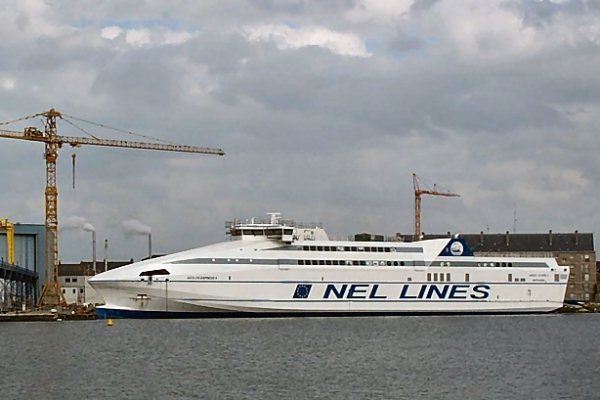 Saint-Malo (2001) - Aeolos Express II en cours de finition au quai d'armement